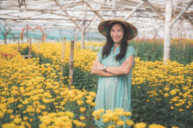 Çiftlikte etnik şapka giyen kadın