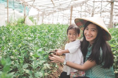 Anne ve kızı çiftlikte birlikte çalışma