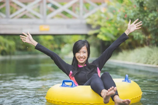 Mulher levantando braços em círculo de natação — Fotografia de Stock