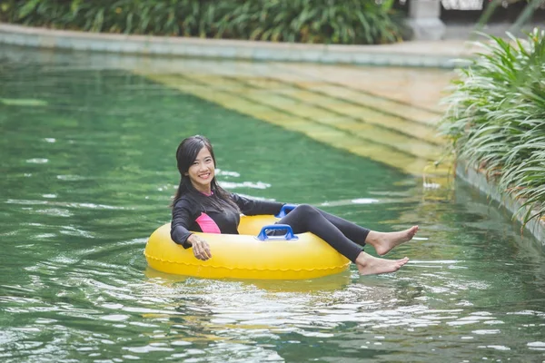 Kameraya bakarak Yüzme daire içinde kadın