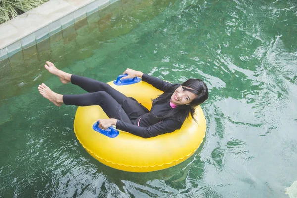 Úszás kör látszó-on fényképezőgép nő — Stock Fotó