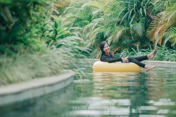 Kameraya bakarak Yüzme daire içinde kadın