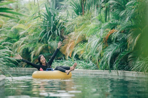 Mujer levantando brazos en círculo de natación — Foto de Stock