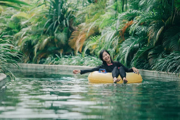 Kameraya bakarak Yüzme daire içinde kadın
