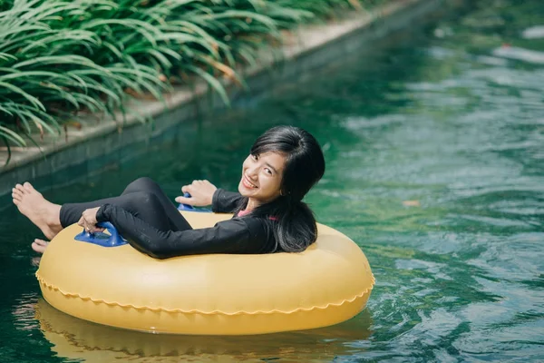 Mujer en círculo de natación mirando a la cámara — Foto de Stock