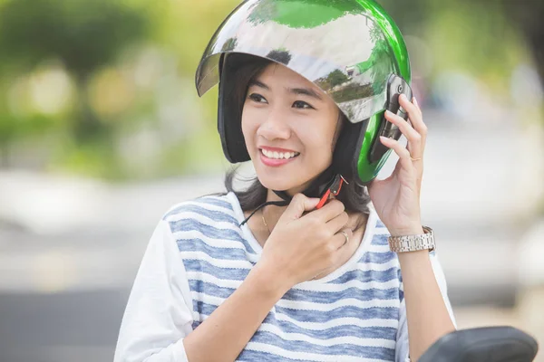 Frau setzt Helm auf — Stockfoto