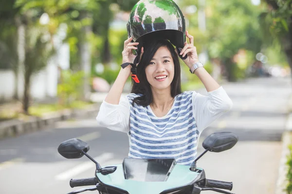 Mujer poniéndose el casco — Foto de Stock