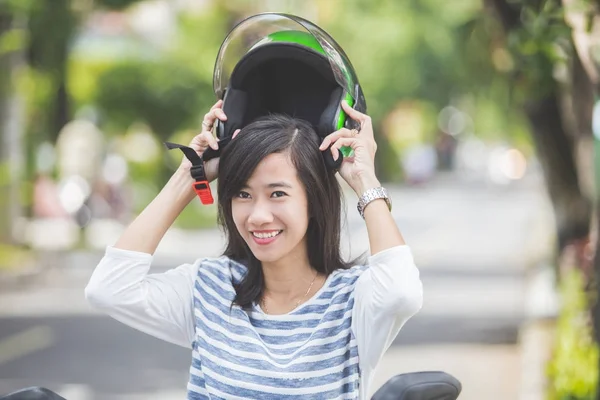 Mulher vestindo capacete — Fotografia de Stock