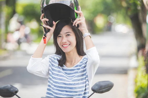 Žena na helmu — Stock fotografie