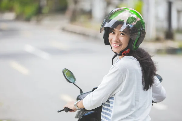 Femme souriante à moto — Photo