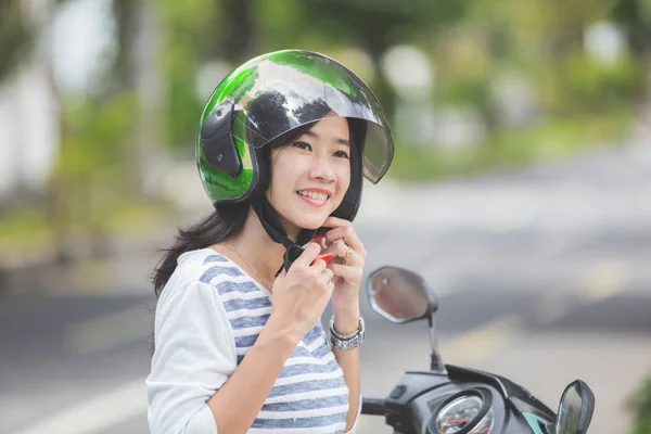 Frau setzt Helm auf — Stockfoto