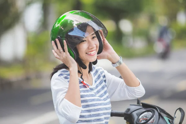 Frau setzt Helm auf — Stockfoto