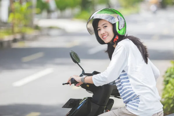 Lächelnde Frau auf dem Motorrad — Stockfoto