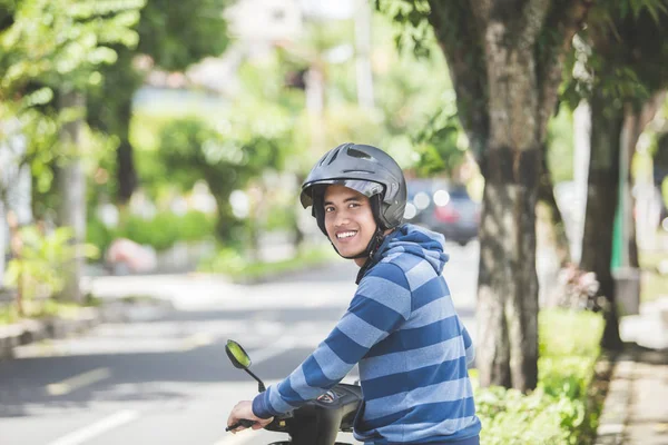 Omul de echitatie motocicleta — Fotografie, imagine de stoc