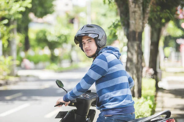 Homme à moto — Photo