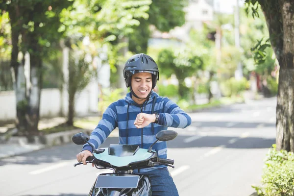 Motosiklet üzerinde bakarak adam