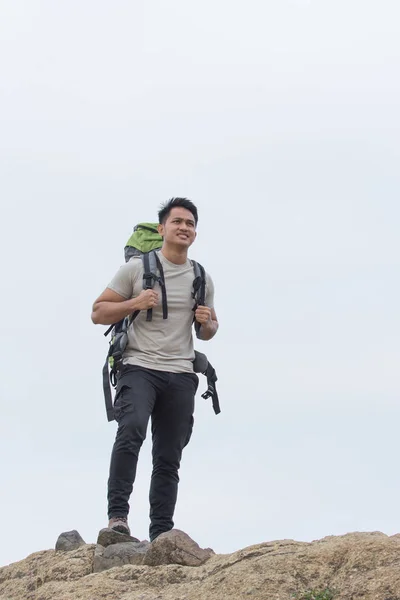 Escursionista con zaino sorridente sulla vetta — Foto Stock