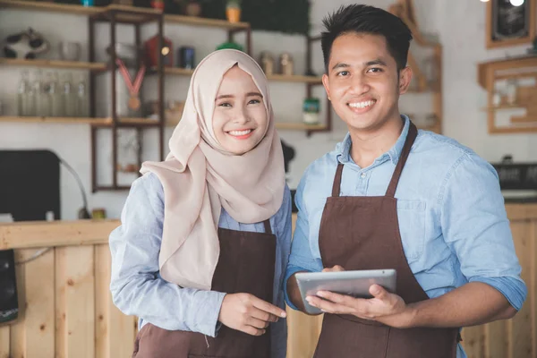 Cafe personeel dragen schorten — Stockfoto