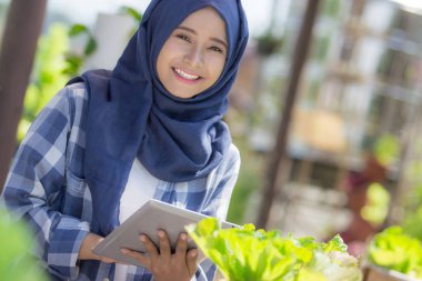 Asyalı kadın ile tablet 