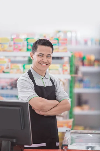 Retrato de un tendero sonriente — Foto de Stock