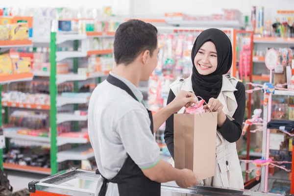 Mulher comprando produto — Fotografia de Stock