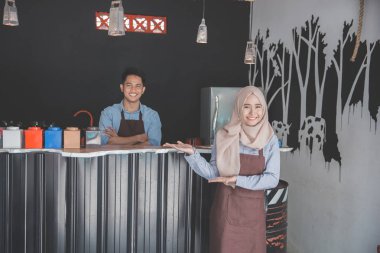 Garson konuksever müşteri 