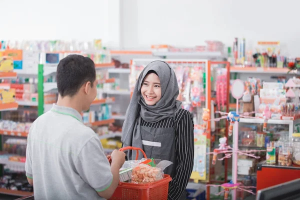 Cashier welcoming customer — Stock Photo, Image