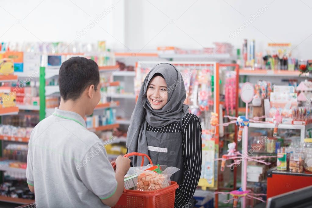  cashier welcoming customer 