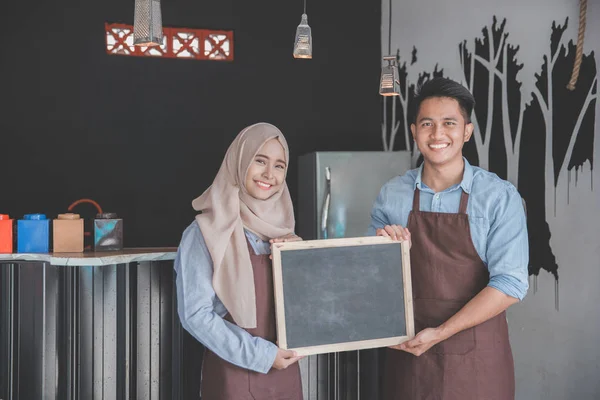 Partners hun koffie winkel openen. — Stockfoto