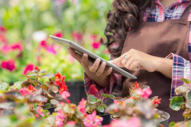 kadın çiçekçi tablet kullanma