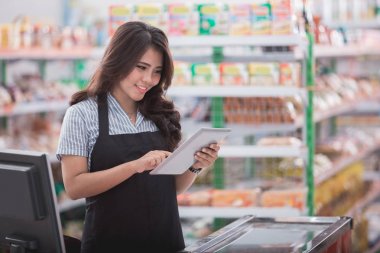 Asyalı kadın personel ayakta