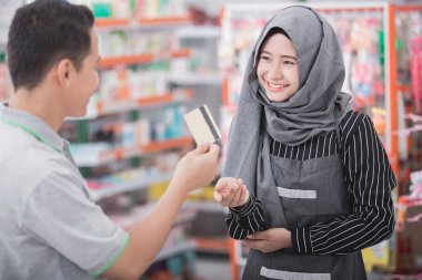 erkek müşteri faturasını ödeme 