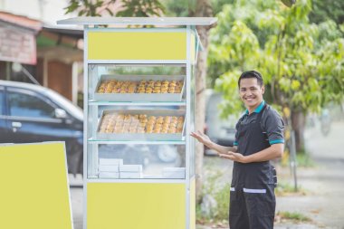 ayakta küçük işletme sahibi 