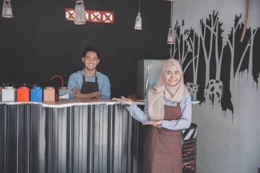 Müslüman garsonlar müşteri karşılama