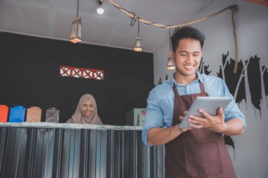 dükkan sahibi Tablet PC'yi kullanma