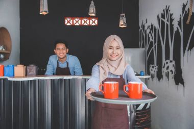 Garson holding tepsi 