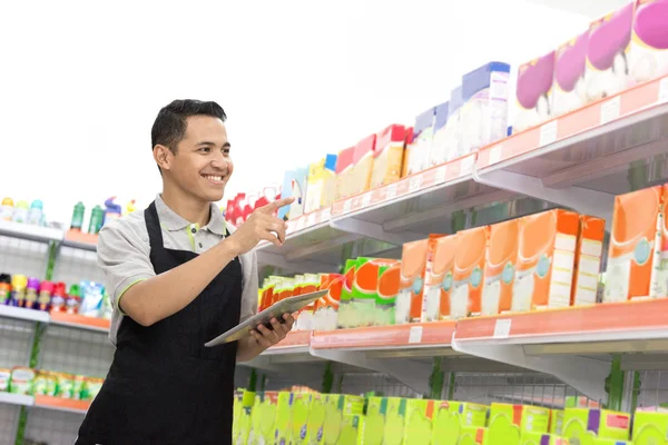 Mann arbeitet im Supermarkt — Stockfoto