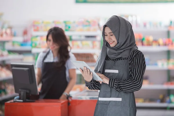 店ではタブレット pc を持つ女性 — ストック写真