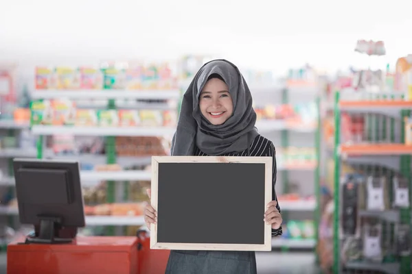 Woman showing blank black board — Stock Photo, Image