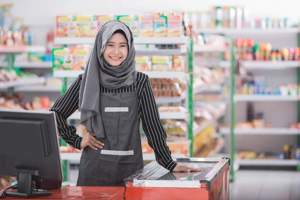 Kvinna på kassaregister i en butik — Stockfoto