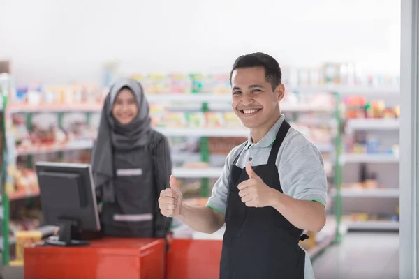 Negoziante mostrando pollici in su — Foto Stock