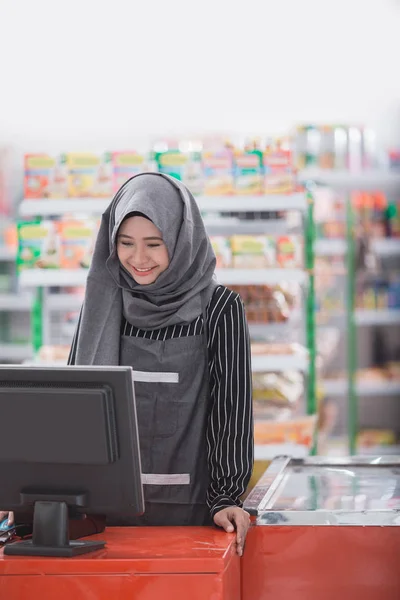 Muslimska kvinnliga affärsinnehavaren — Stockfoto