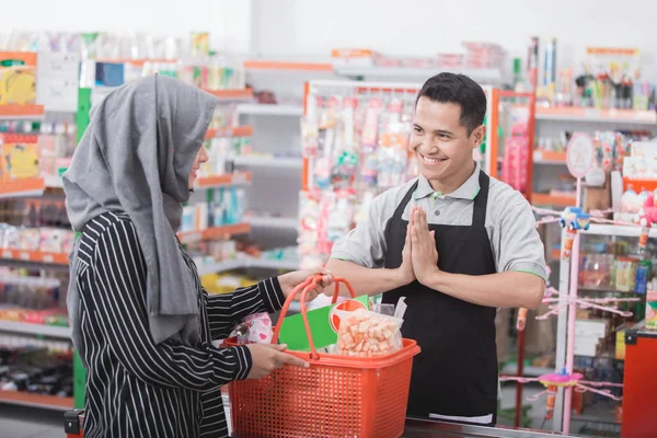 Cashier  welcoming customer — Stock Photo, Image