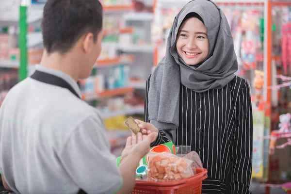 Mujer musulmana feliz pagando — Foto de Stock