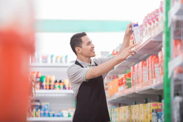 Mitarbeiter im Supermarkt — Stockfoto