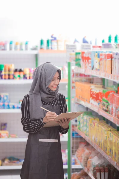 Mulher verificando o produto — Fotografia de Stock