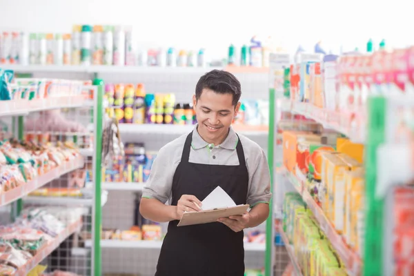 Ladenbesitzer arbeitet in einem Lebensmittelgeschäft — Stockfoto