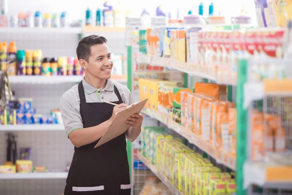 Asiático homem verificando o produto — Fotografia de Stock