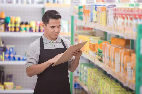 Lojista verificando a qualidade — Fotografia de Stock