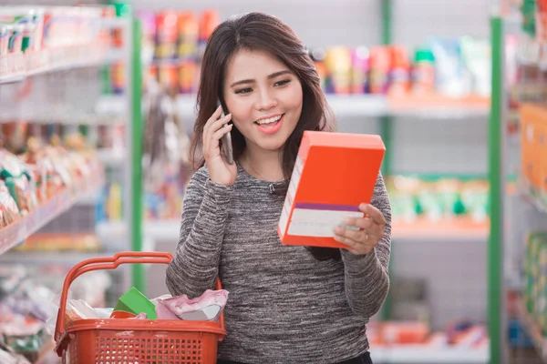 Compras de los clientes en la tienda de comestibles — Foto de Stock